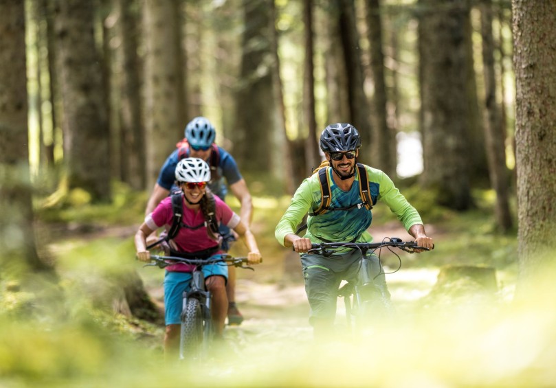 Mountainbiken durch Wälder © Flachau Tourismus 