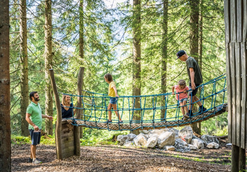 Familie erkundet Floris Erlebnisweg © Flachau Tourismus 