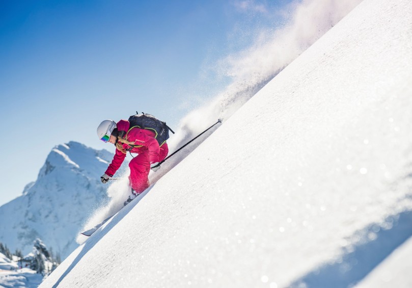 Skifahren im Tiefschnee © Flachau Tourismus | zooom productions 