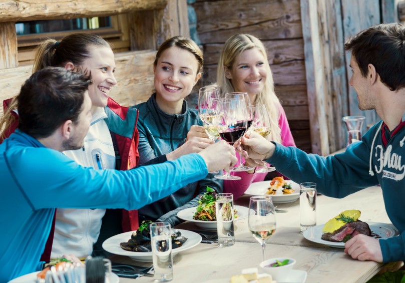 Anstoßen auf der Skihütte im Urlaub © Flachau Tourismus 