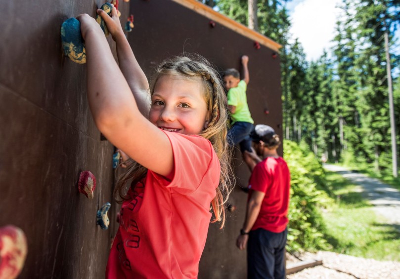 Kind klettert am Floriweg © Flachau Tourismus