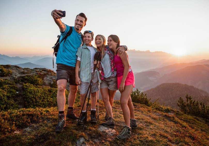Selfie mit Freunden im Wanderurlaub © Flachau Tourismus