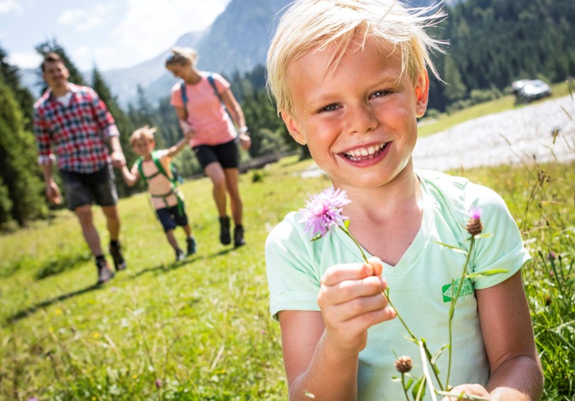 Familie beim Wandern © Flachau Tourismus