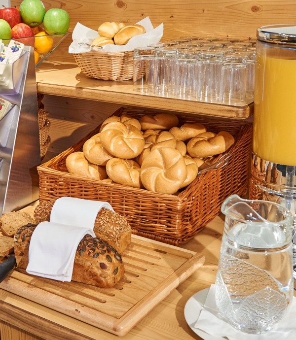 Brot, Gebäck und frischer Orangensaft