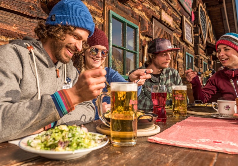 Einkehr auf einer urigen Skihütte © Flachau Tourismus