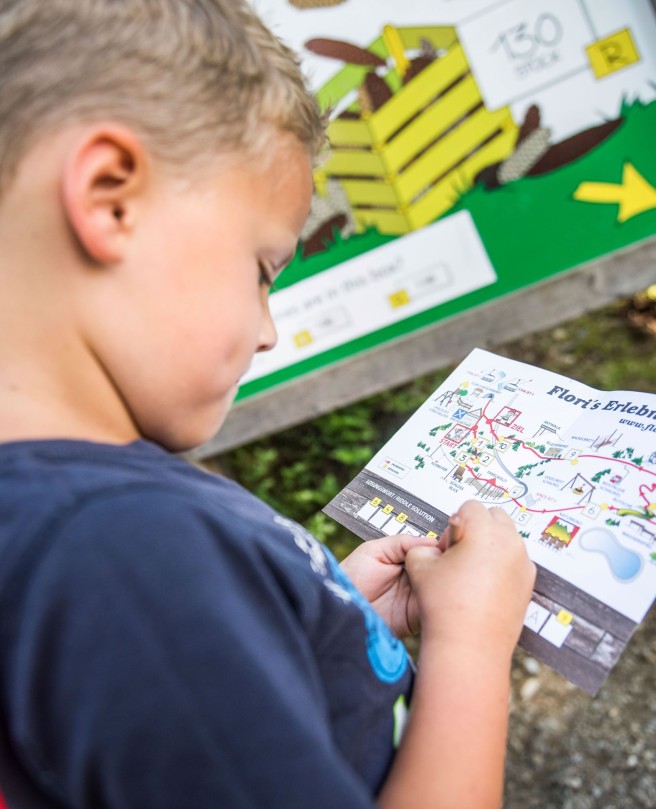 Rätselspass beim Floris Erlebnispfad © Flachau Tourismus / bergermarkus.com