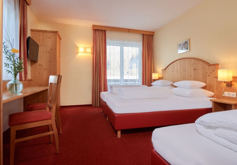 Schlafzimmer mit einem Doppelbett und einem Einzelbett