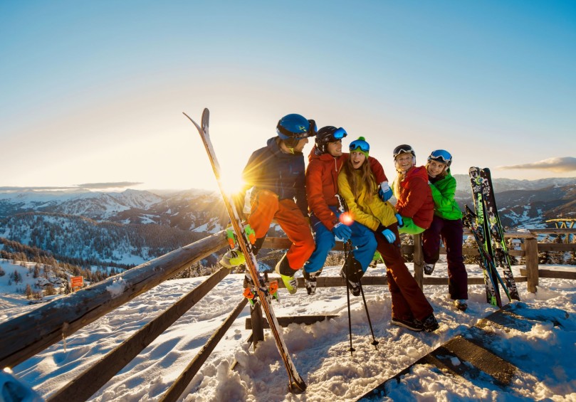 Skifahrer genießen Bergblick © Flachau Tourismus