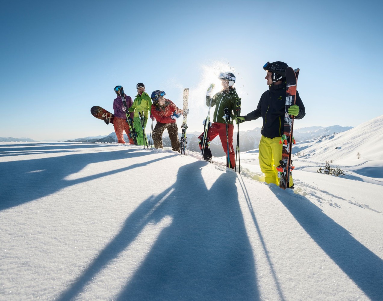 Skifahrer und Snowboarder im Winterurlaub © Flachau Tourismus